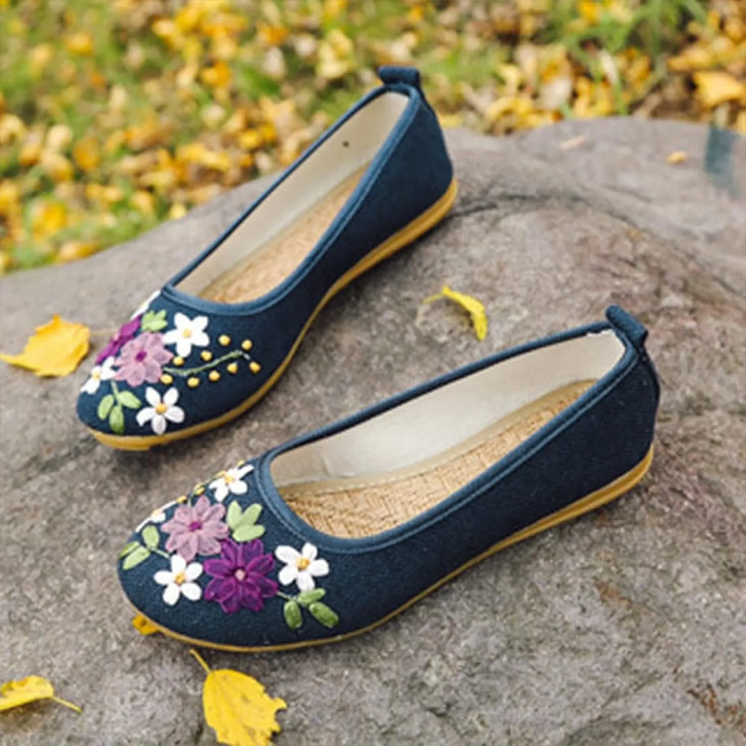 Women's Comfortable Flat Shoes Slip On Breathable Embroidery Shoes Lightweight Linen Ballet Flats for Women